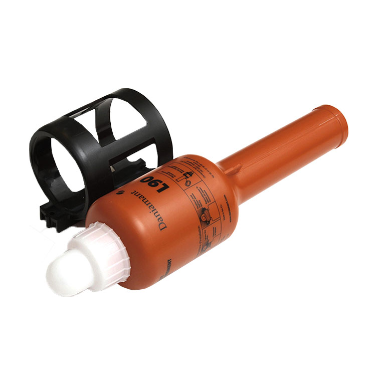 SG05732 Daniamant L90 LED Reddingsboeilamp De nieuwste L90 LED van Daniamant vervangt de populaire L90 met vernieuwde LED-technologie. Deze nieuwe versie maakt gebruik van moderne technologie, waardoor hij veiliger is voor het milieu, vooral bij verwijdering, en vrij kan worden geïmporteerd en geëxporteerd binnen de EU. De L90 LED voldoet aan alle nieuwste wetgeving en behoudt tegelijkertijd de populaire vorm van zijn voorganger, zodat er geen nieuwe beugels of bevestigingen nodig zijn om de oudere modellen op schepen te vervangen.