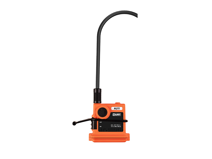 20150064 Man over Board sMRT AU11 De sMRT AU11 is een dubbel werkende AIS Persoonlijke Locatorbaken (PLB) die waarschuwt op de 121,5 MHz internationale Zoek- en Reddingsfrequentie (SAR), terwijl het tegelijkertijd GPS-coördinaten verzendt via AIS.